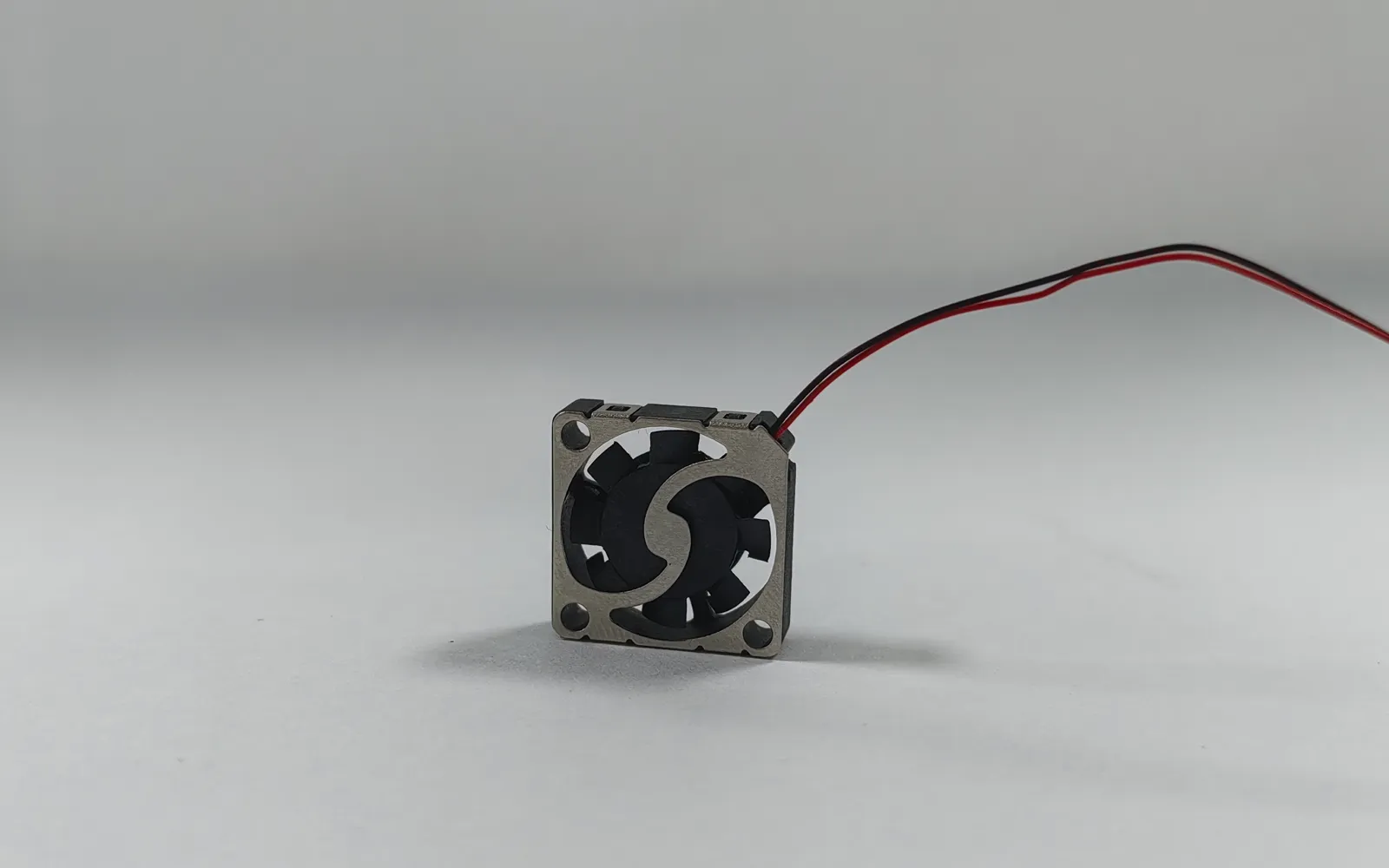 3.3V Low Voltage Micro Fan DA1504L33Y-A261008 Angle View